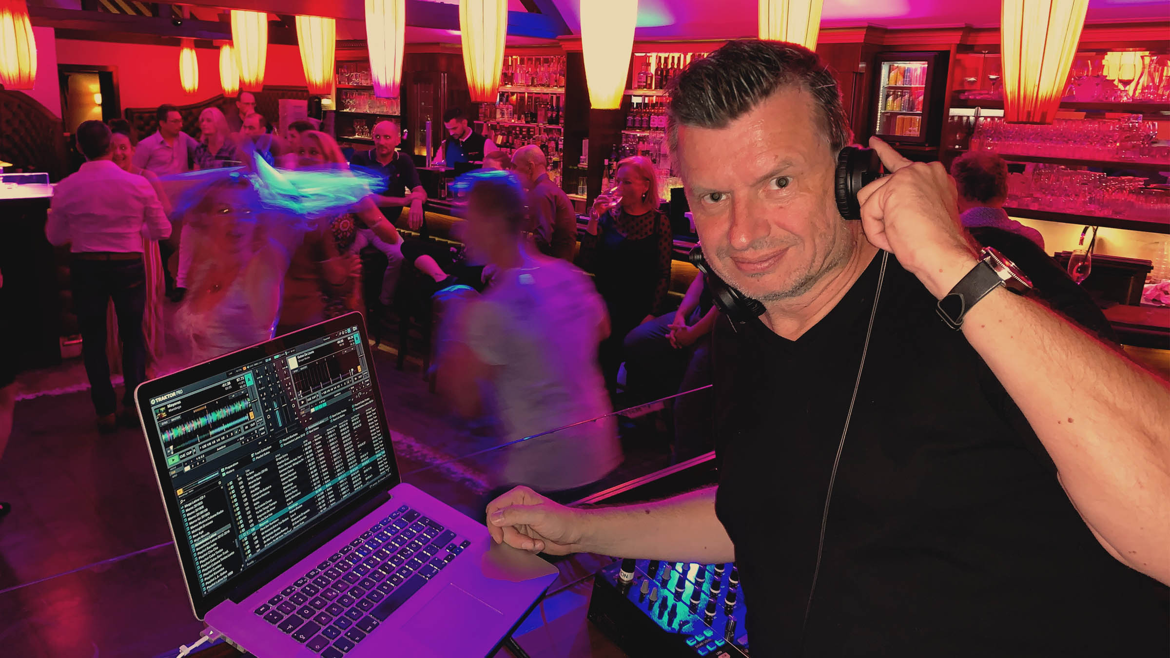 Salsa-Instruktor Salsa-Unterricht und Salsa-DJ